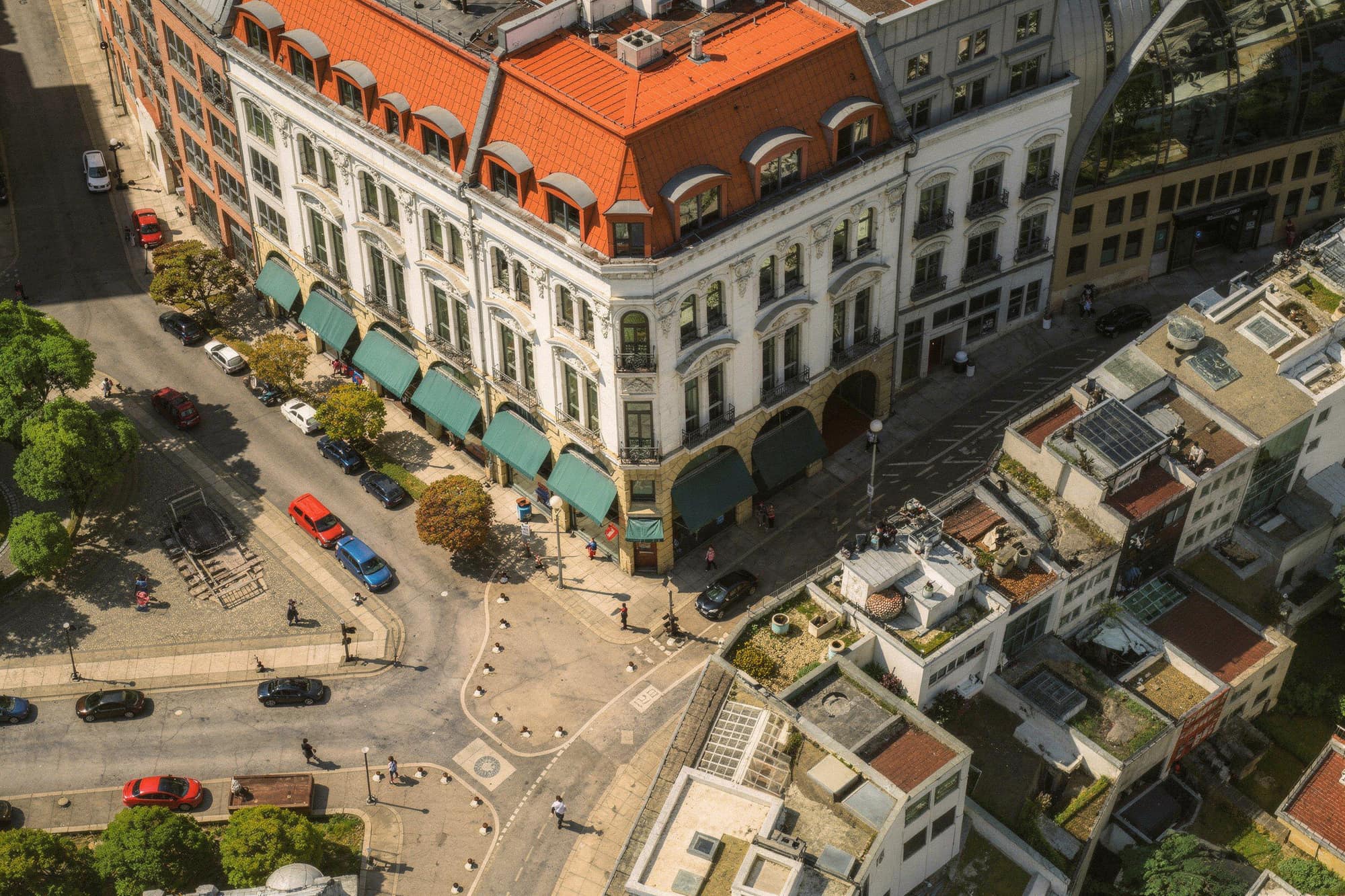 Das Eckhaus, die Straße