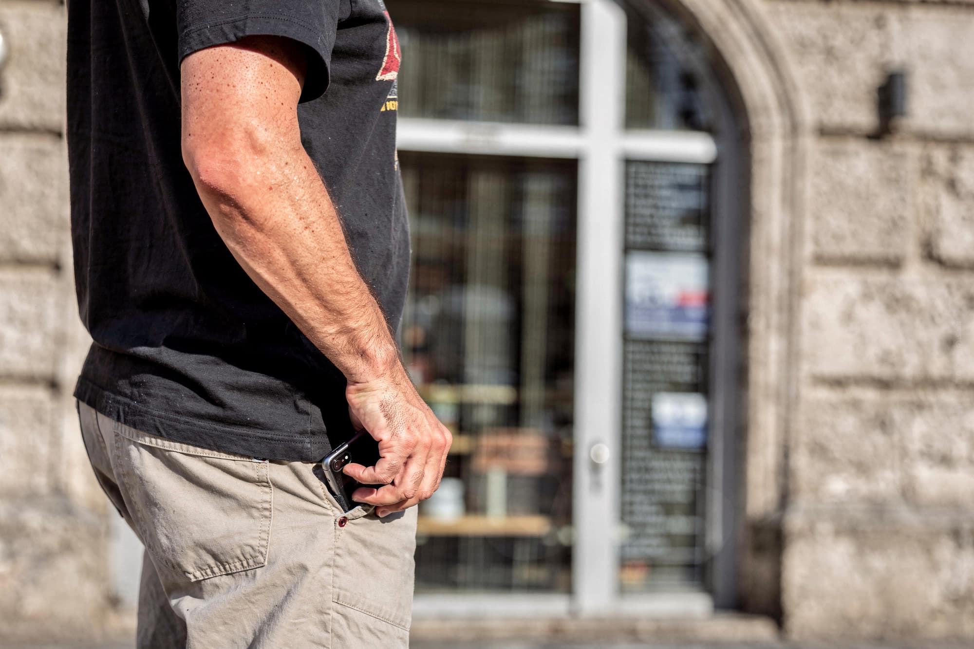 Das Telefon verlässt die Tasche